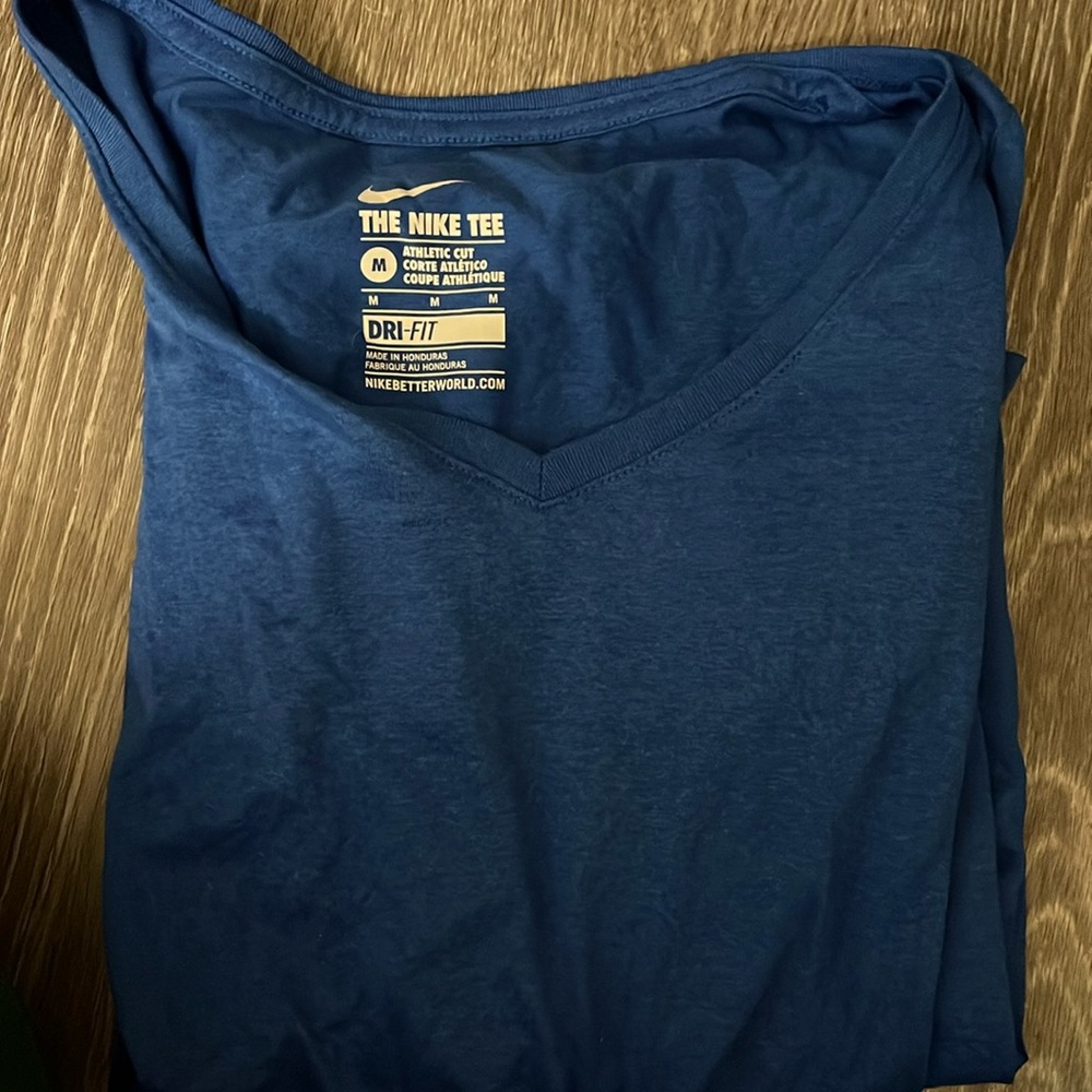 Size M long sleeve Nike shirt worn once